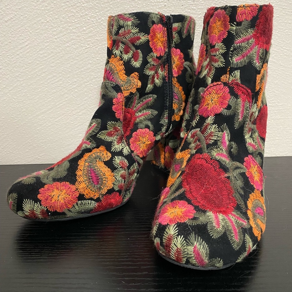 Bright embroidered bootie heel
